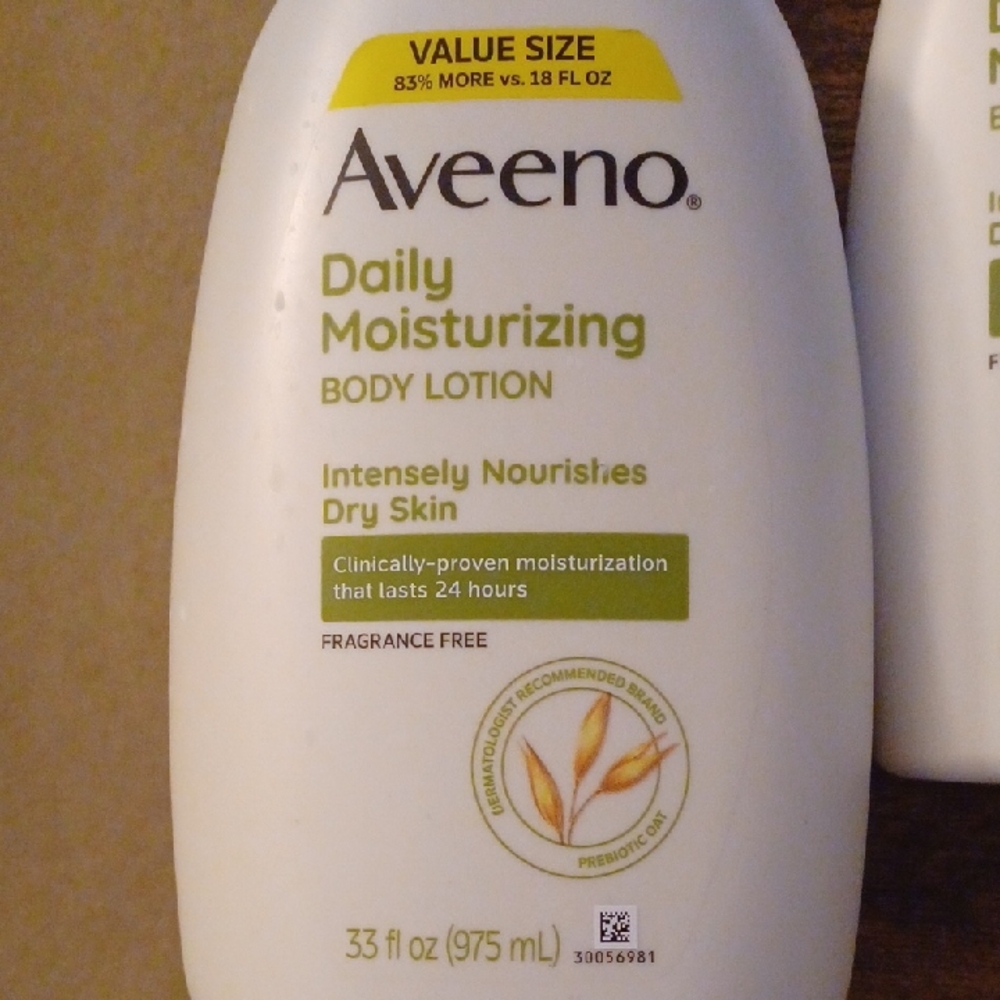Aveeno Daily Moisturizing Body Lotion โ White/Green - Picture 2 of 5